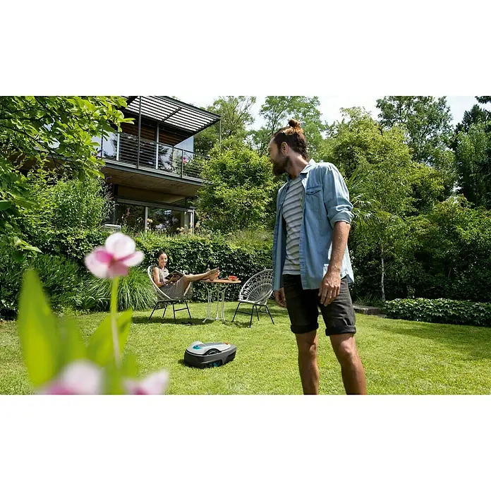 Gardena Mähroboter Sileno Life 750 - Li-Ionen, 2,1 Ah, 1 Akku, Max. Flächenempfehlung: 750 m² - Stimmungsaufnahme