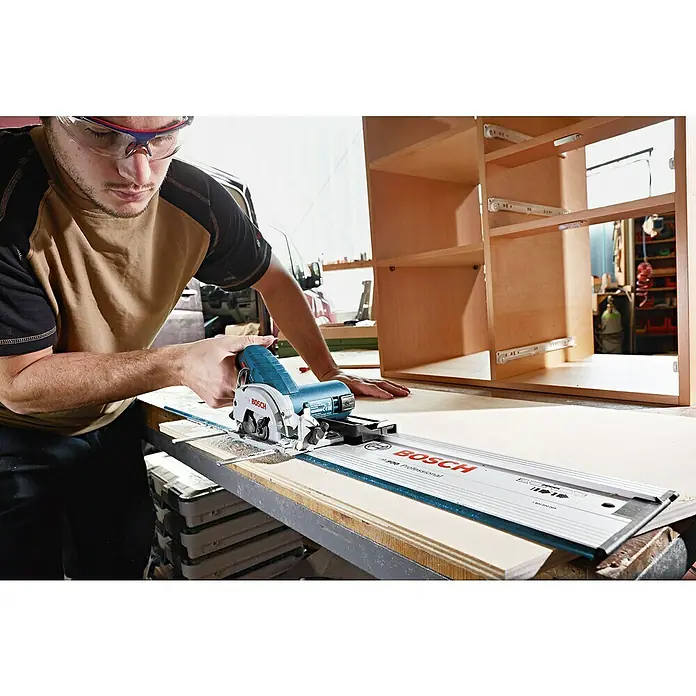Bosch Professional Akku-Handkreissäge GKS 12V-26 - 12 V, Li-Ionen, Ohne Akku, Sägeblatt: Ø 85 mm, 1.400 U/min - Anwendungsbeispiel