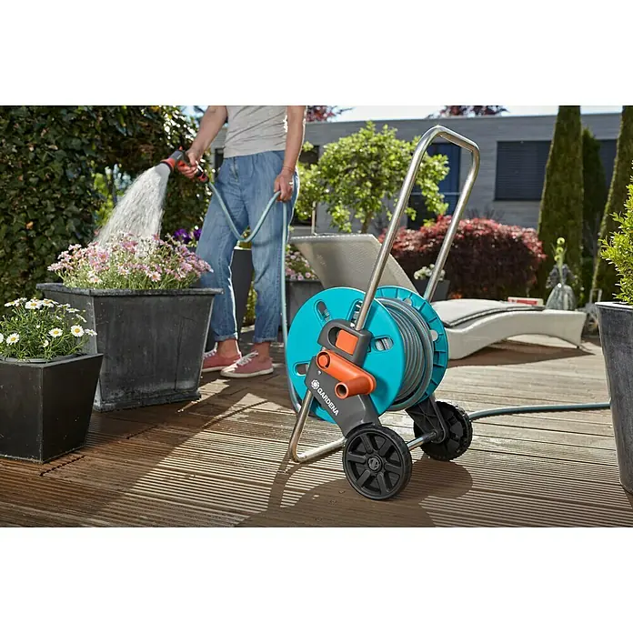 Gardena Schlauchwagen-Set AquaRoll S - Schlauchlänge: 20 m - Stimmungsaufnahme