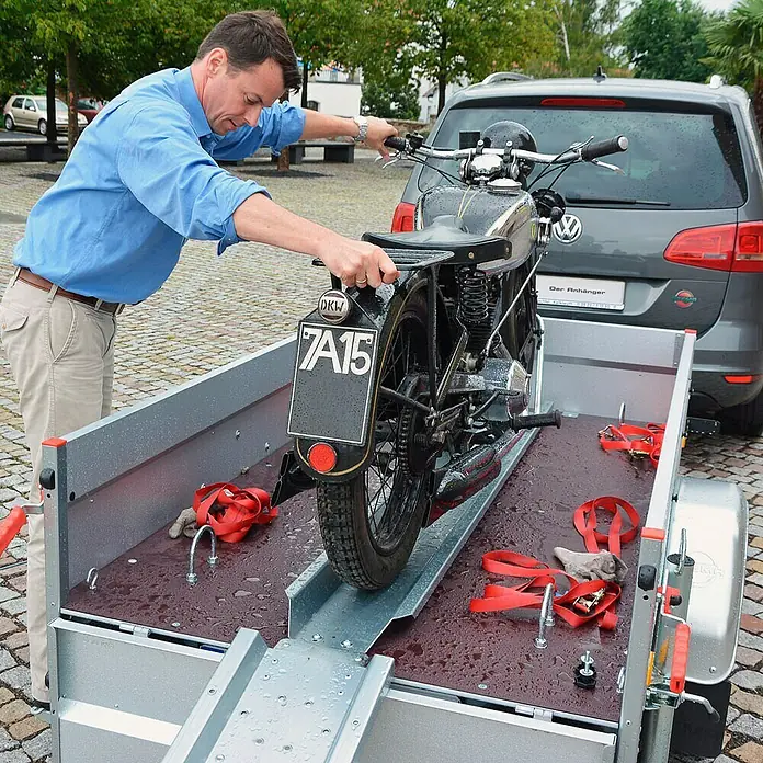 Stema Motorrad-Transportset - Passend für: Anhänger Nutzlänge 201 cm, Stema Anhänger Variolux 750/850, Stema Anhänger OPTI 750, Stema Anhänger AN 750, Stema Anhänger Basic 750er/850er/1000er-Serie, Stema Anhänger FT 7.5er/8.5er-Serie, Stema Anhänger BH-R 750/850, Motorradreifen bis 195 mm Breite, Motorrad bis 201 cm Länge - Anwendungsbeispiel