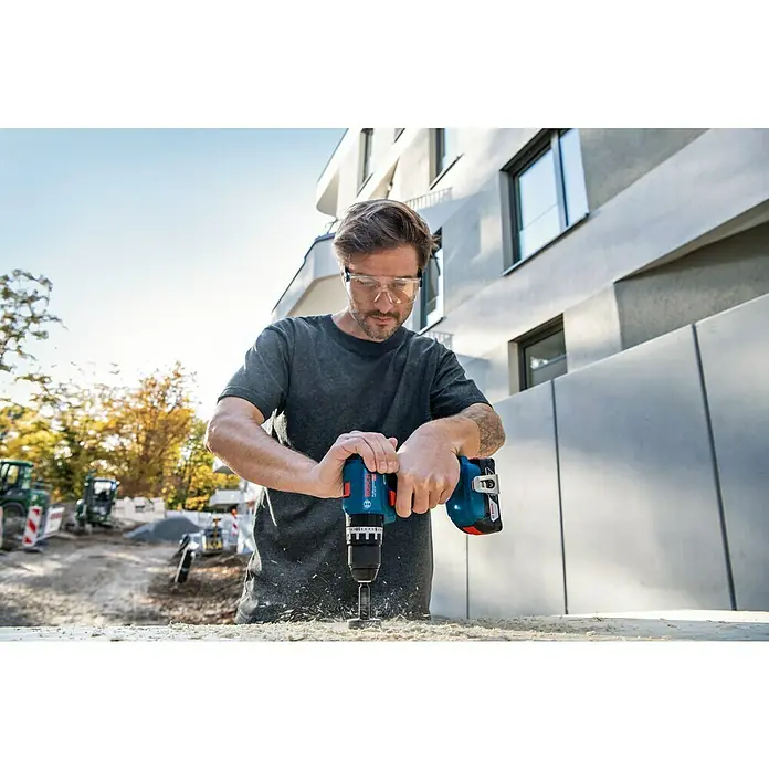 Bosch Professional Akku-Schlagbohrschrauber GSB 18V-45 - 18 V, 2 Akkus, 4 Ah, Leerlaufdrehzahl: 0 U/min - 1.900 U/min - Anwendungsbeispiel