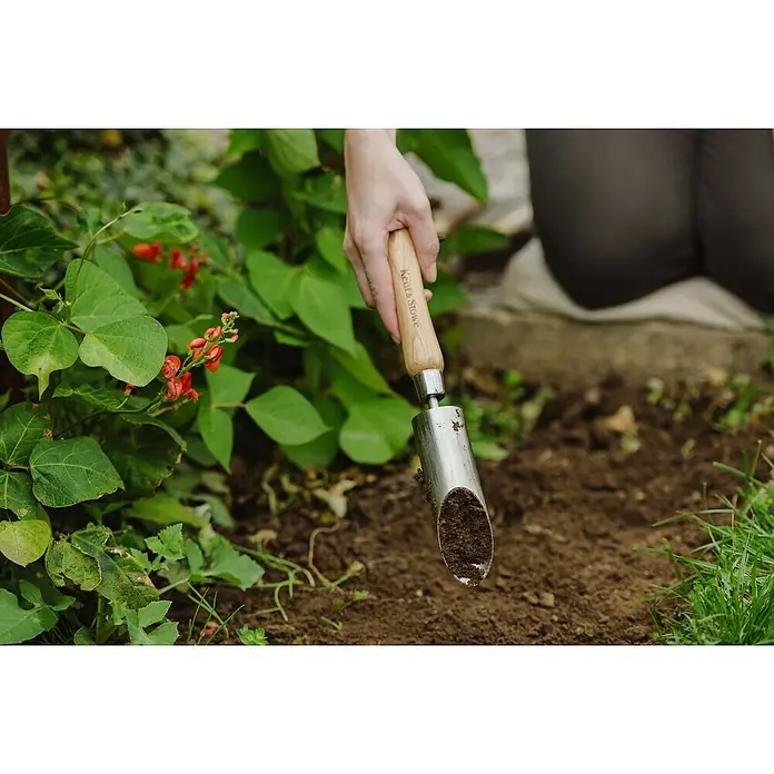 Kent & Stowe Hand-Blumenzwiebelpflanzer - Durchmesser: 4 cm - Anwendungsbeispiel