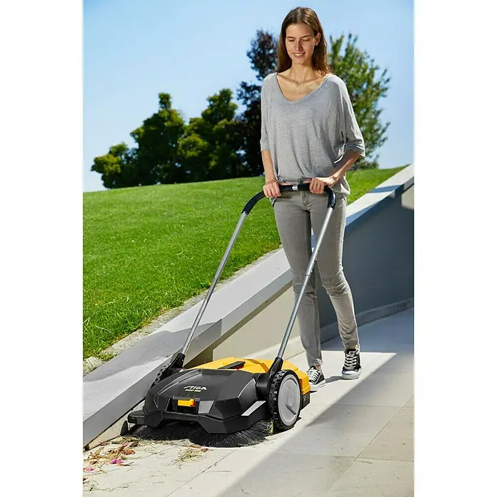 Stiga Handkehrmaschine SWP 355 - Flächenleistung: 1.600 m²/h, Arbeitsbreite: 550 mm mit Seitenbesen, Behältervolumen: 25 l - Vorderansicht