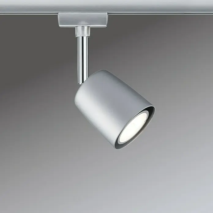 Paulmann URail Deckenstrahler Cover - L x B x H: 9 x 5,8 x 14 cm, GU10 - Nahaufnahme einer einzelnen silbernen Schienenleuchte, die von der Decke hängt und Licht ausstrahlt.