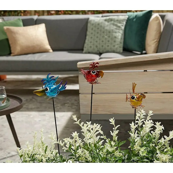 Luxform LED-Solar-Dekoleuchte Vögel - Blau, Gelb, Rot, L x B x H: 6,5 x 14,5 x 66 cm - Stimmungsaufnahme