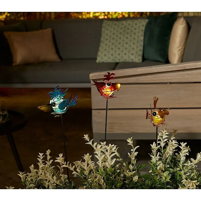 Luxform LED-Solar-Dekoleuchte Vögel - Blau, Gelb, Rot, L x B x H: 6,5 x 14,5 x 66 cm - Stimmungsaufnahme