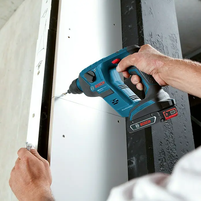 Bosch Professional Akku-Bohrhammer GBH 18 V-LI Compact - 18 V, Li-Ionen, Ohne Akku, Einzelschlagstärke: 1 J, Leerlaufdrehzahl: 0 U/min - 1.050 U/min - Anwendungsbeispiel