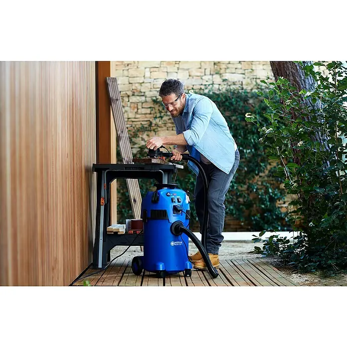 Nilfisk Aspirador en seco y húmedo Multi II 30 T - 1.400 W, Volumen de recipiente: 30 l - Producto en uso