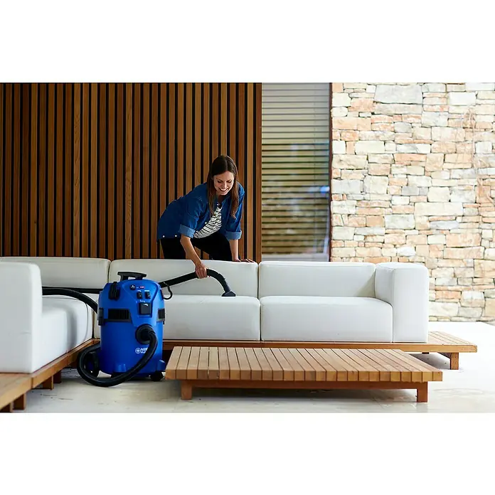 Nilfisk Aspirador en seco y húmedo Multi II 30 T - 1.400 W, Volumen de recipiente: 30 l - Producto en uso