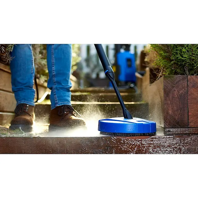 Nilfisk Hidrolimpiadora de alta presión CORE 140 HOME - 1.800 W, Presión máx.: 140 bar, Capacidad de bombeo: 465 l/h - Producto en uso
