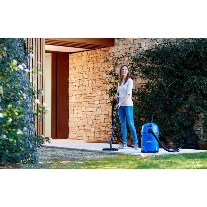 Nilfisk Aspirador en seco y húmedo Buddy II 18 T - 1.200 W, Volumen de recipiente: 18 l, Volumen de aire: 3.600 l/min - Producto en uso