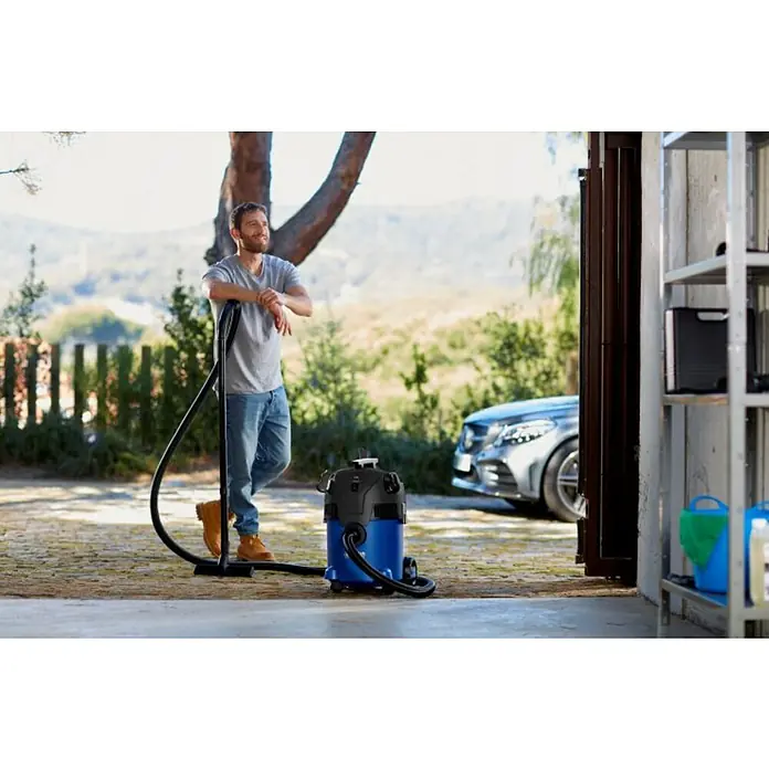 Nilfisk Aspirador en seco y húmedo Buddy II 12 Home Edition - 1.200 W, 12 l - Producto en uso