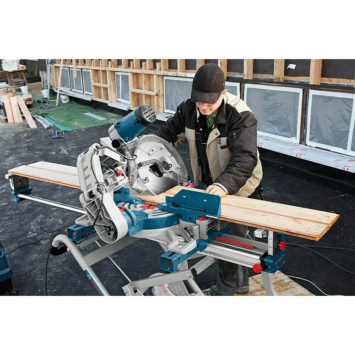 Bosch Professional Kappsäge GCM 12 GDL - 2.000 W, 4.000 U/min, Durchmesser Sägeblatt: 305 mm, Schnitttiefe: 104 mm bei 45°/90° - Anwendungsbeispiel