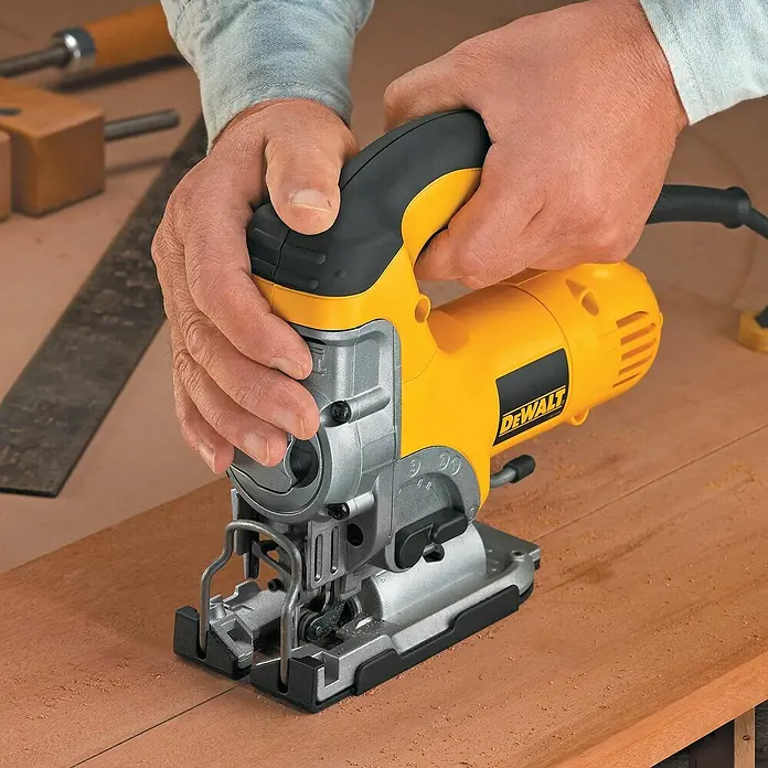 Dewalt Sierra de calar DW331K-QS - 701 W, Número de carreras marcha en vacío: 3.100 carreras/min. - Producto en uso