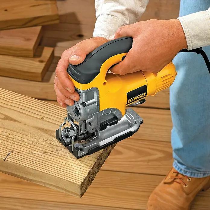 Dewalt Sierra de calar DW331K-QS - 701 W, Número de carreras marcha en vacío: 3.100 carreras/min. - Producto en uso