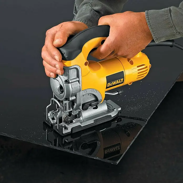 Dewalt Sierra de calar DW331K-QS - 701 W, Número de carreras marcha en vacío: 3.100 carreras/min. - Producto en uso