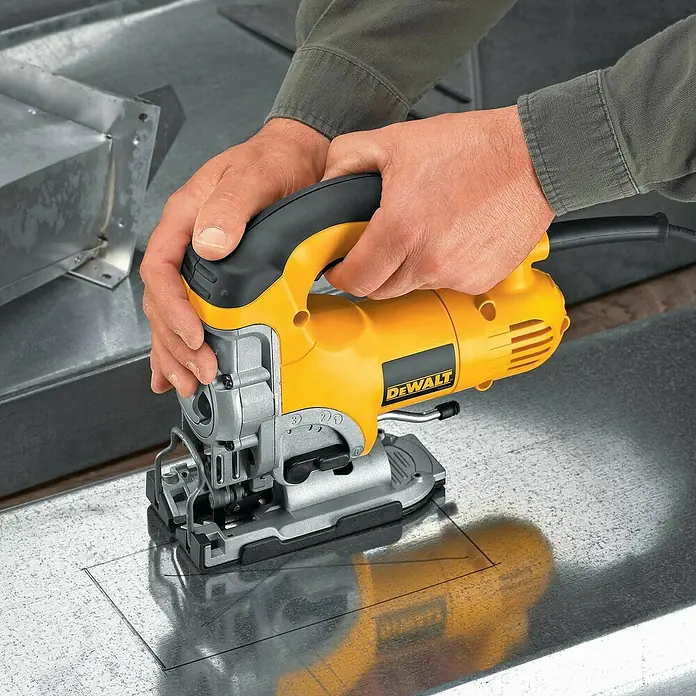 Dewalt Sierra de calar DW331K-QS - 701 W, Número de carreras marcha en vacío: 3.100 carreras/min. - Producto en uso
