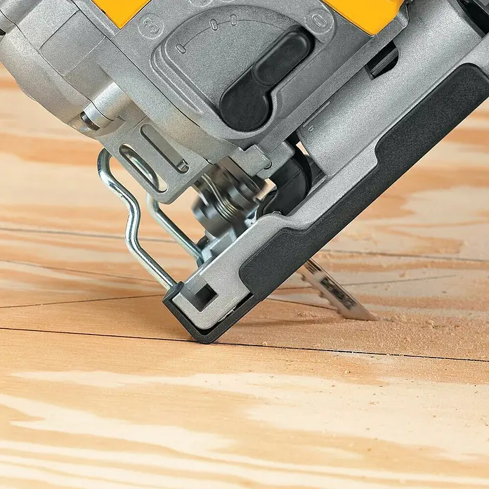 Dewalt Sierra de calar DW331K-QS - 701 W, Número de carreras marcha en vacío: 3.100 carreras/min. - Producto en uso