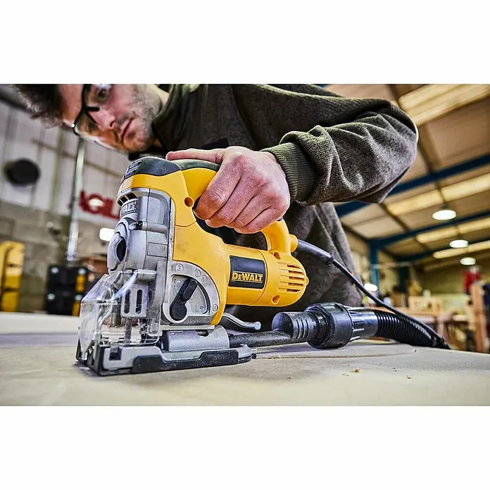 Dewalt Sierra de calar DW331K-QS - 701 W, Número de carreras marcha en vacío: 3.100 carreras/min. - Producto en uso