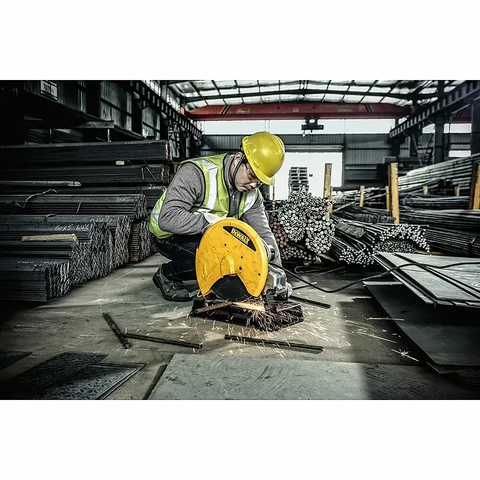 Dewalt Tronzadora D28730-QS - 2.200 W, 355 mm, 4.000 r.p.m. - Producto en uso