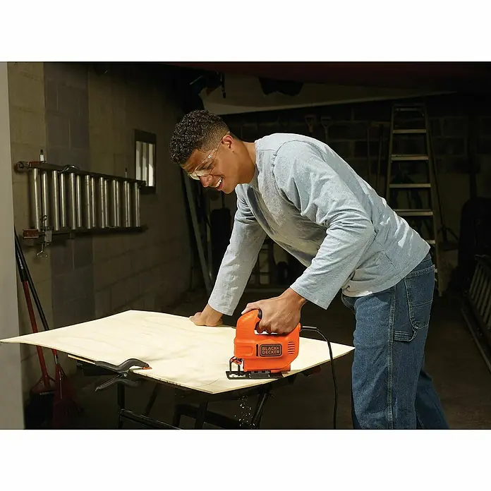 Black+Decker Caladora KS501 - 400 W, 3.000 carreras/min. - Producto en uso