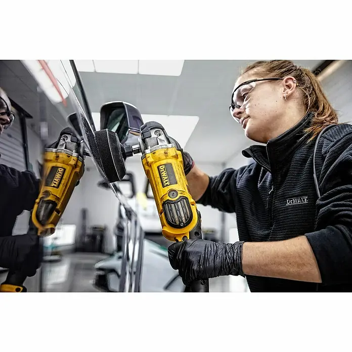 Dewalt Pulidora rotativa DWP849X-QS - 1.250 W, Diámetro plato de pulir: 180 mm, 600 r.p.m. - 3.500 r.p.m. - Producto en uso