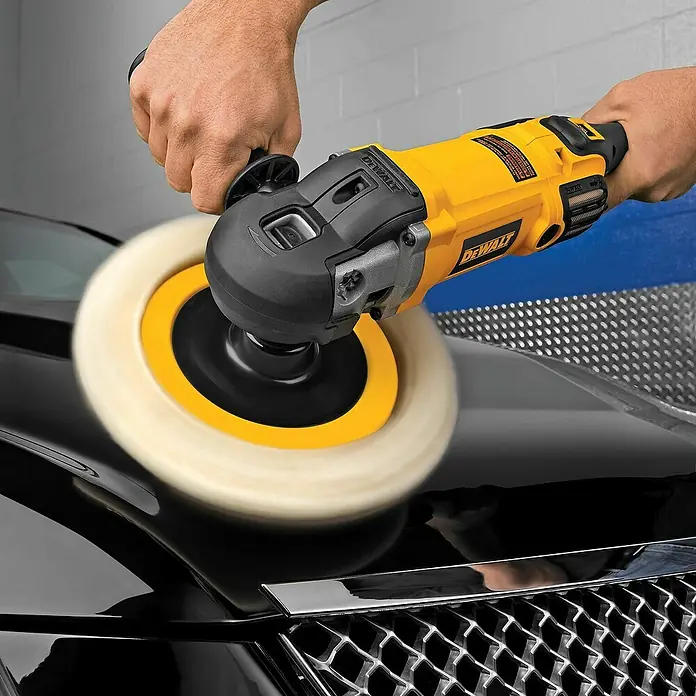 Dewalt Pulidora rotativa DWP849X-QS - 1.250 W, Diámetro plato de pulir: 180 mm, 600 r.p.m. - 3.500 r.p.m. - Producto en uso