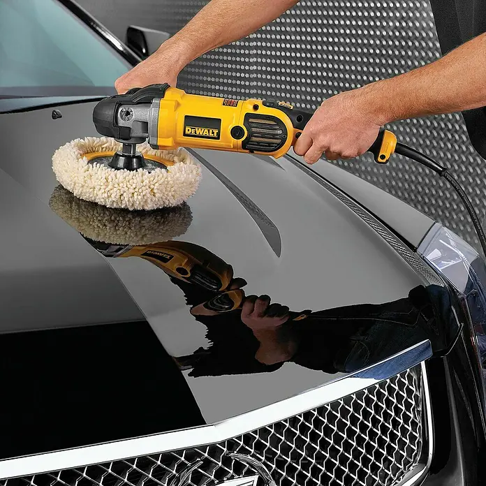 Dewalt Pulidora rotativa DWP849X-QS - 1.250 W, Diámetro plato de pulir: 180 mm, 600 r.p.m. - 3.500 r.p.m. - Producto en uso