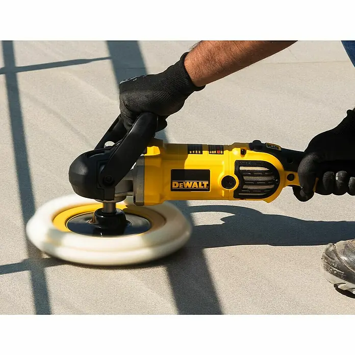 Dewalt Pulidora rotativa DWP849X-QS - 1.250 W, Diámetro plato de pulir: 180 mm, 600 r.p.m. - 3.500 r.p.m. - Producto en uso