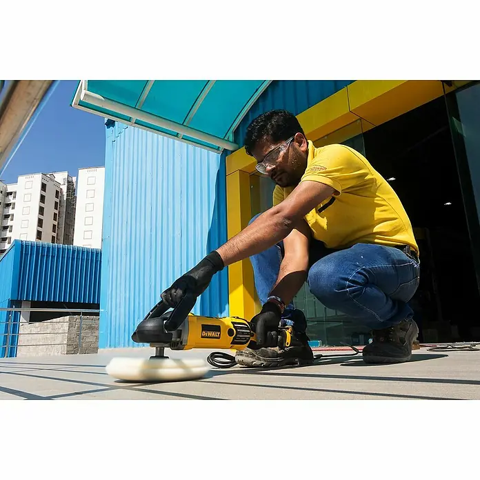 Dewalt Pulidora rotativa DWP849X-QS - 1.250 W, Diámetro plato de pulir: 180 mm, 600 r.p.m. - 3.500 r.p.m. - Producto en uso
