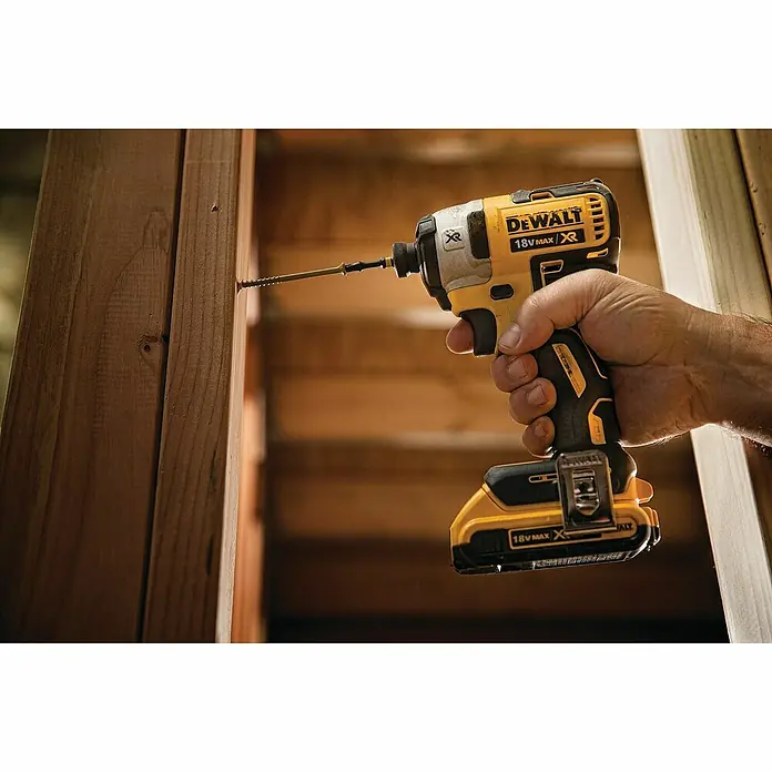 Dewalt Taladro atornillador percutor de batería DCF887D2 - 18 V, 2 Ah, 2 baterías, 0 r.p.m. - 3.250 r.p.m. - Producto en uso