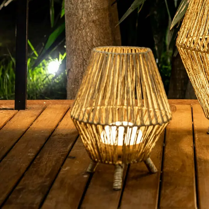 New Garden Lámpara de pie para exterior Sisine - An x Al: 25,5 x 32,5 cm, Materiales naturales - Producto en uso