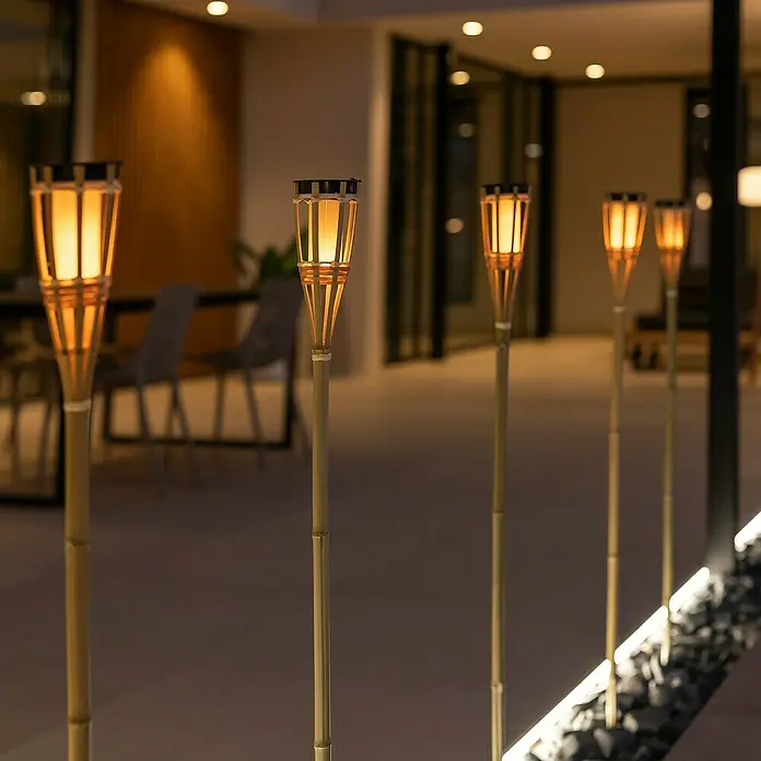 New Garden Antorcha de bambú Hiama - Ø x Al: 8,5 x 120 cm, Color de luz: Blanco cálido - Producto en uso