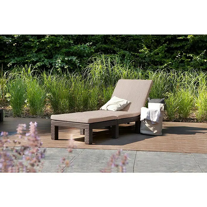 Allibert Tumbona Daytona II - L x An x Al: 195 x 65 x 22 cm, Marrón, Respaldo ajustable en 4 posiciones - Foto ambiente