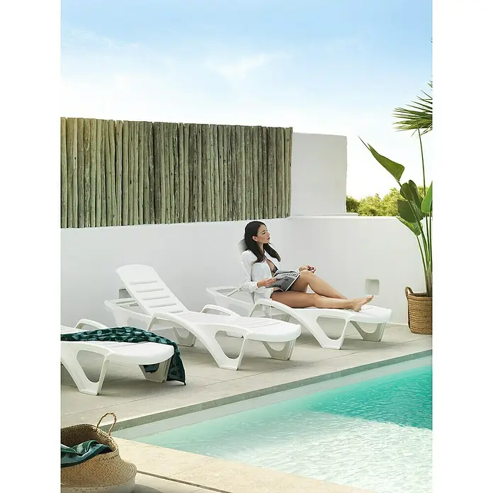 Tumbona Salerno - An x Pr x Al: 65 x 195 x 43 cm, Blanco, Apilable - Producto en uso