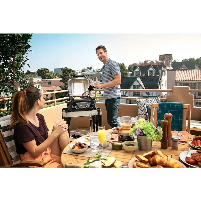 Weber Barbacoa eléctrica Pulse 2000 - 2,2 kW, Superficie parrilla: 49 x 39 cm - Producto en uso