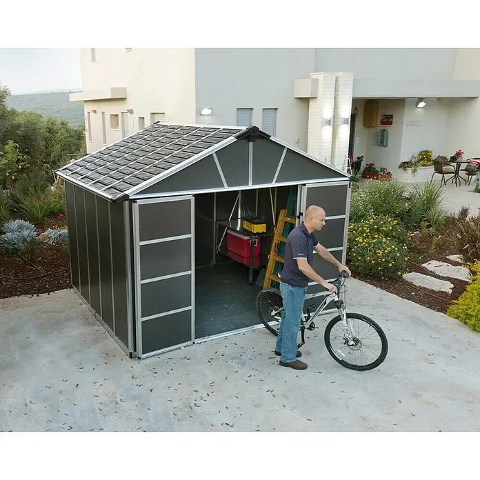 Palram – Canopia Yukon Gerätehaus - Außenbreite inkl. Dachüberstand: 333 cm, Außentiefe inkl. Dachüberstand: 272 cm, Aluminium, Grau, Mit Boden - Stimmungsaufnahme