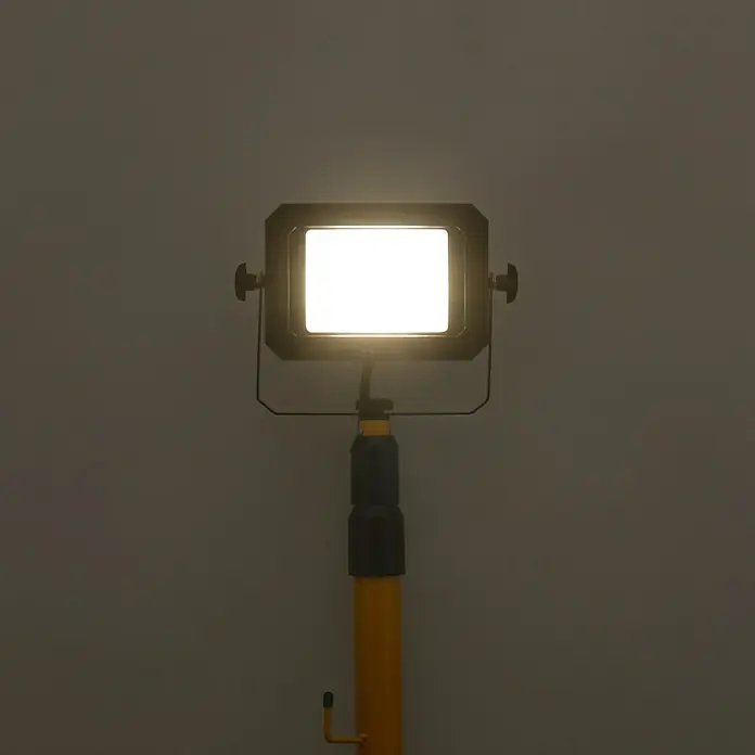 Profi Depot Proyector LED con trípode - L x An x Al: 68 x 75 x 190 cm, Blanco neutro, 20 W - Producto en uso