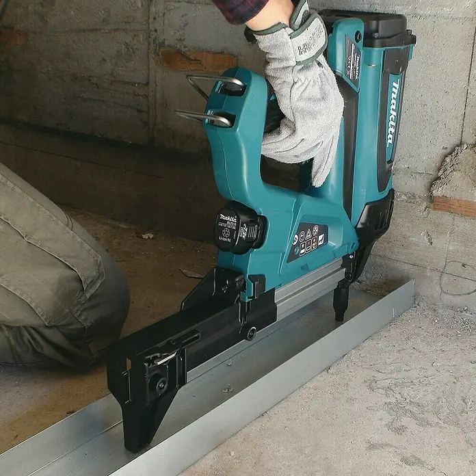 Makita Akku-Gasnagler GN420CLSE - 7,2 V, 2 Akkus, Länge Nagel: 15 mm - 40 mm - Anwendungsbeispiel