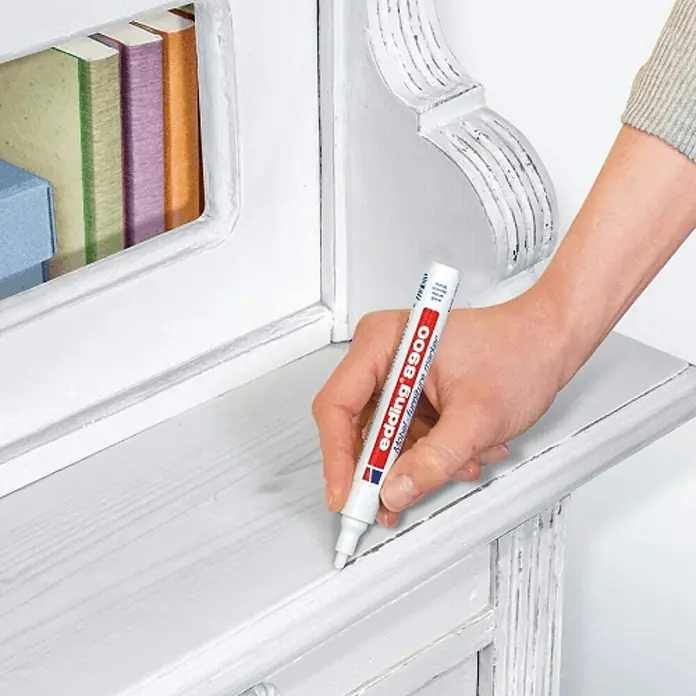 Edding Marcador permanente para muebles - Grosor de trazo: 1,5 mm - 2 mm, Blanco - Producto en uso