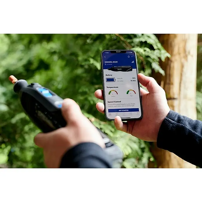 Dremel Multiherramienta de batería 8260 - 12 V, 3 Ah, Número de revoluciones de marcha en vacío: 5.000 r.p.m. - 30.000 r.p.m. - Producto en uso