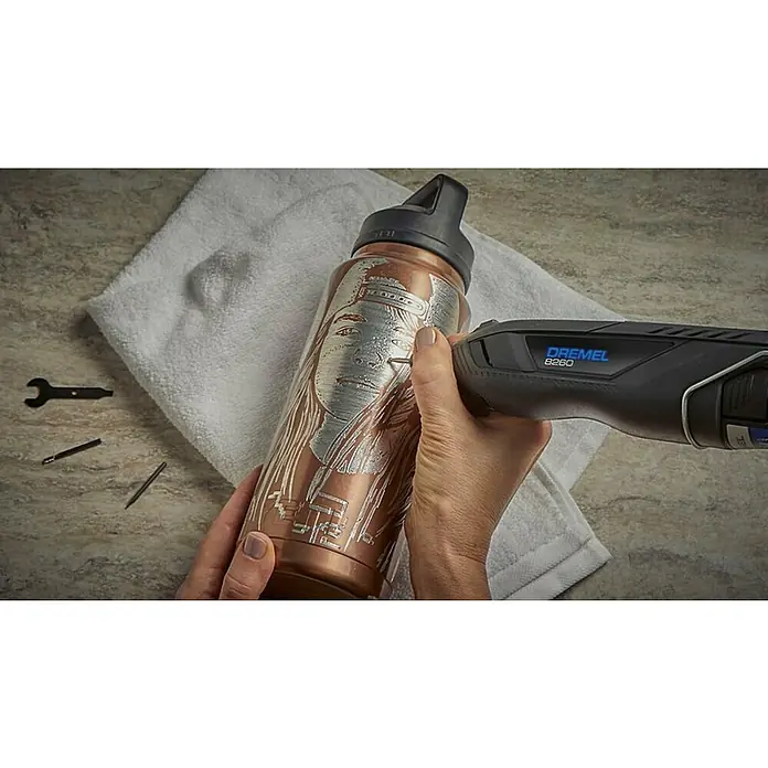 Dremel Multiherramienta de batería 8260 - 12 V, 3 Ah, Número de revoluciones de marcha en vacío: 5.000 r.p.m. - 30.000 r.p.m. - Producto en uso