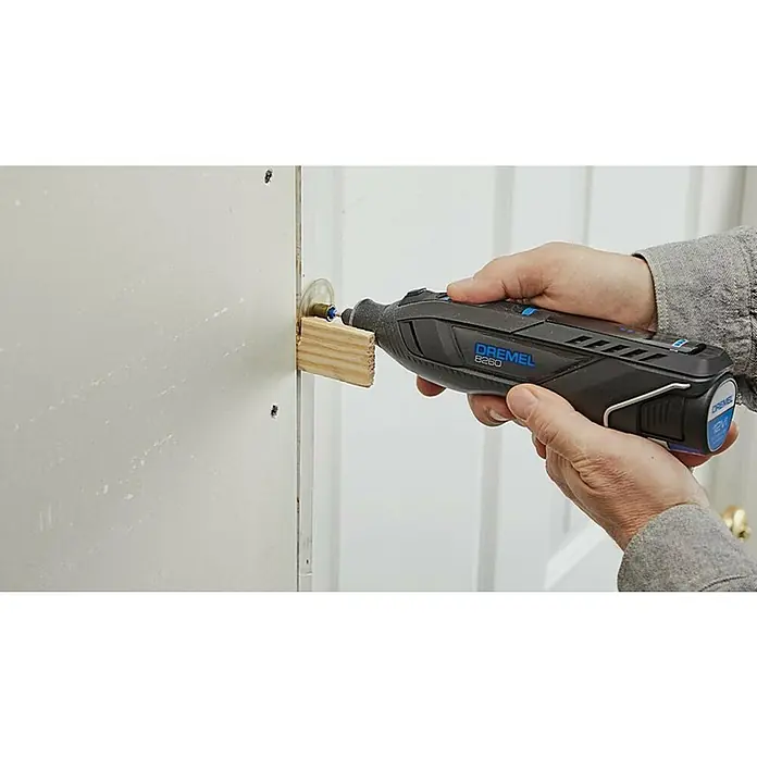 Dremel Multiherramienta de batería 8260 - 12 V, 3 Ah, Número de revoluciones de marcha en vacío: 5.000 r.p.m. - 30.000 r.p.m. - Producto en uso