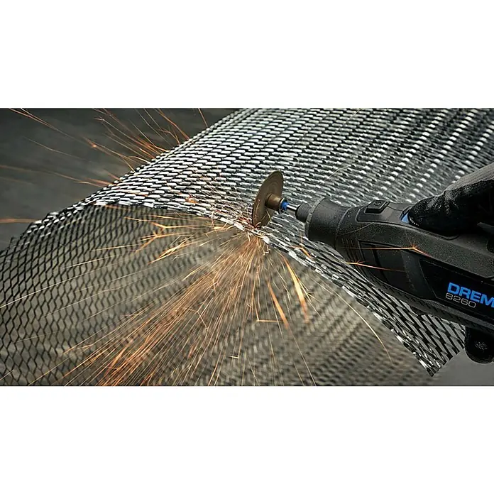 Dremel Multiherramienta de batería 8260 - 12 V, 3 Ah, Número de revoluciones de marcha en vacío: 5.000 r.p.m. - 30.000 r.p.m. - Producto en uso