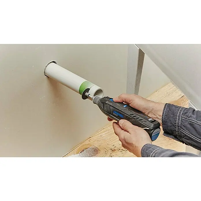 Dremel Multiherramienta de batería 8260 - 12 V, 3 Ah, Número de revoluciones de marcha en vacío: 5.000 r.p.m. - 30.000 r.p.m. - Producto en uso