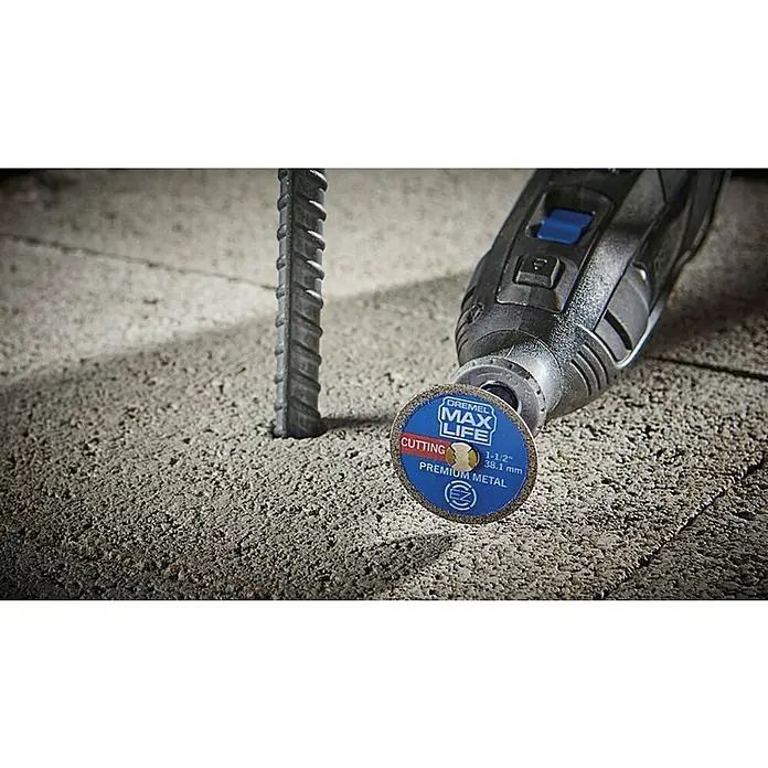 Dremel Multiherramienta de batería 8260 - 12 V, 3 Ah, Número de revoluciones de marcha en vacío: 5.000 r.p.m. - 30.000 r.p.m. - Producto en uso
