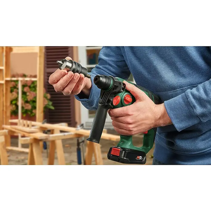 Bosch 18 V Power for All Akku-Bohrhammer UniversalHammer 18V - 18 V, Ohne Akku, Leerlaufdrehzahl: 0 U/min - 2.000 U/min, Einzelschlagstärke: 2 J - Anwendungsbeispiel