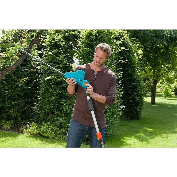 Gardena Teleskopske škare za živicu - 500 W, Dužina noža: 48 cm, Radna visina: Do cca 3,5 m - Proizvod u upotrebi