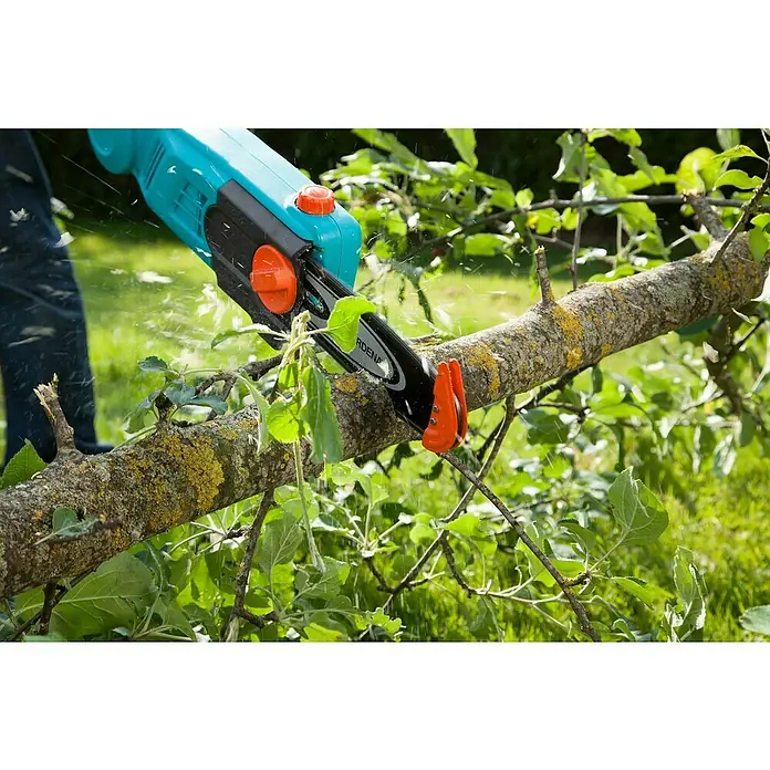 Gardena Teleskopska električna pila - Duljina alata: 1,95 - 2,45 m, Radna visina: Cca 4 m - Proizvod u upotrebi