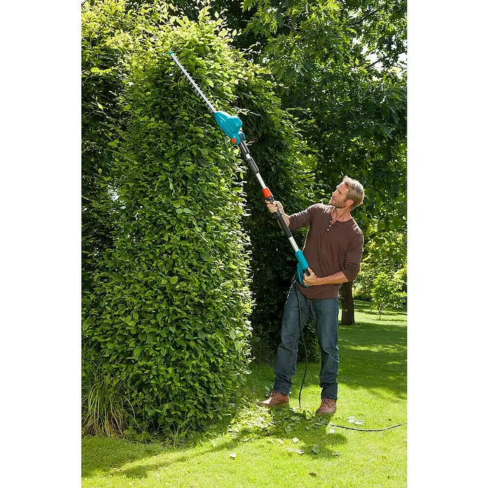 Gardena Teleskopske škare za živicu - 500 W, Dužina noža: 48 cm, Radna visina: Do cca 3,5 m - Proizvod u upotrebi